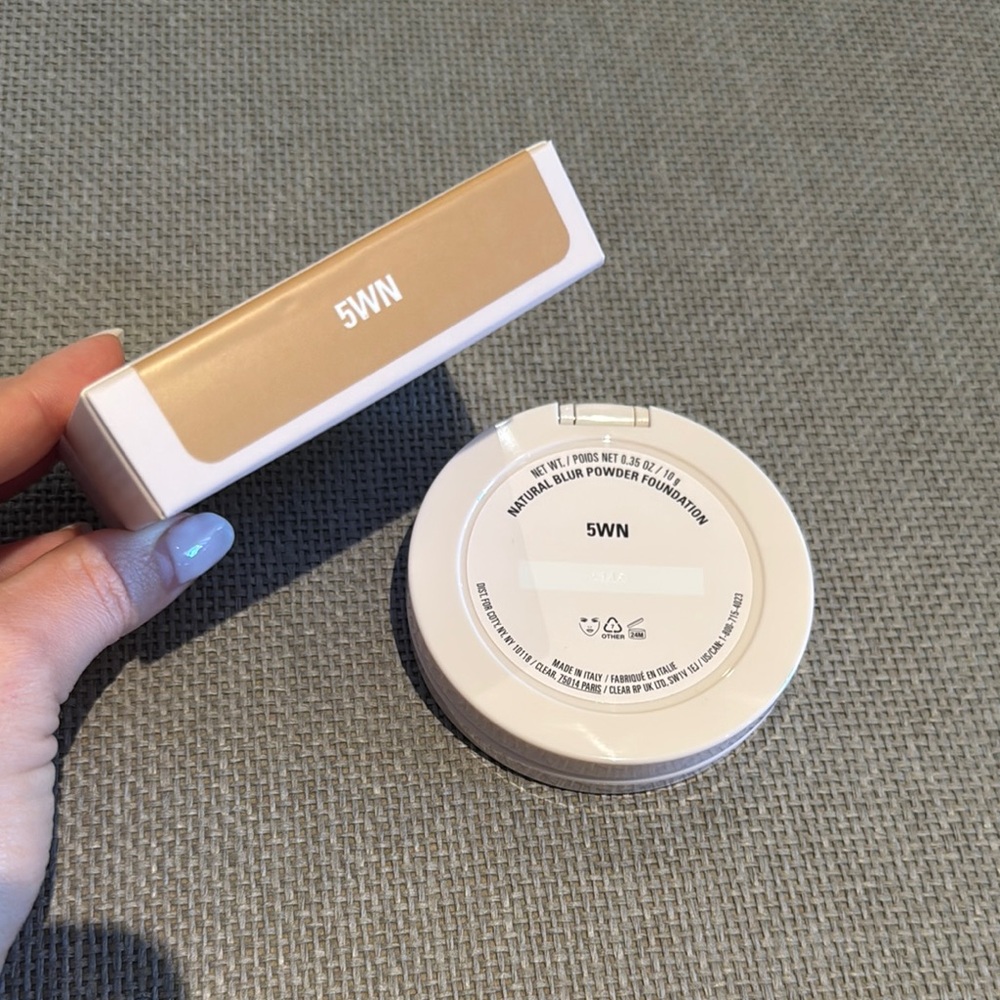 Kylie Cosmetics Powder Foundation natural blur color 5WN brand new - Picture 2 of 2